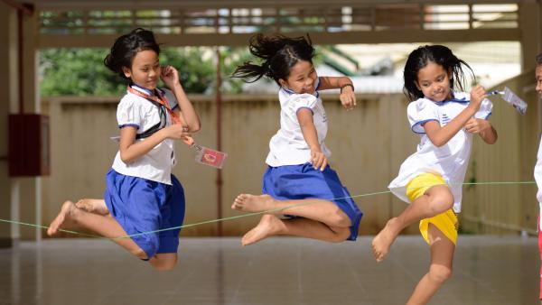 3 petites filles sautent à l'élastique
