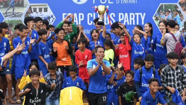 Des jeunes de PSE célèbrent dans la joie une victoire avec une coupe