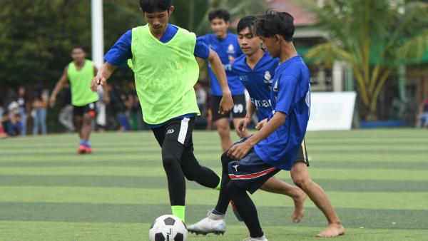 Des jeunes de PSE jouent au football