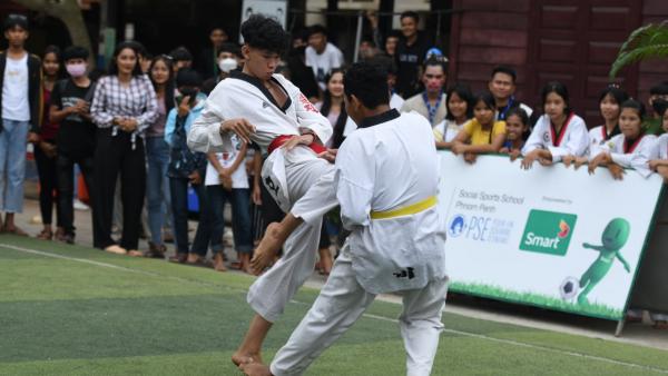 Deux jeunes s'affrontent au judo