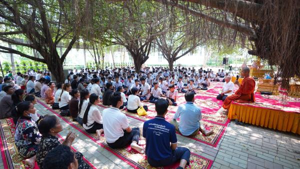 Les familles sont réunis dans la pagode avec les moines qui parle à l'assemblée