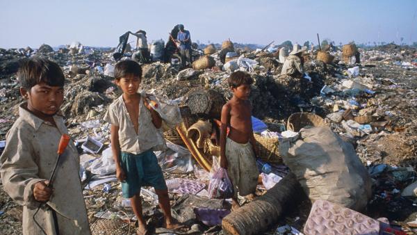 Des enfants en train de trier les déchets sur la décharge de Phnom Penh