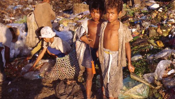 Deux garçons sur la décharge de Phnom Penh