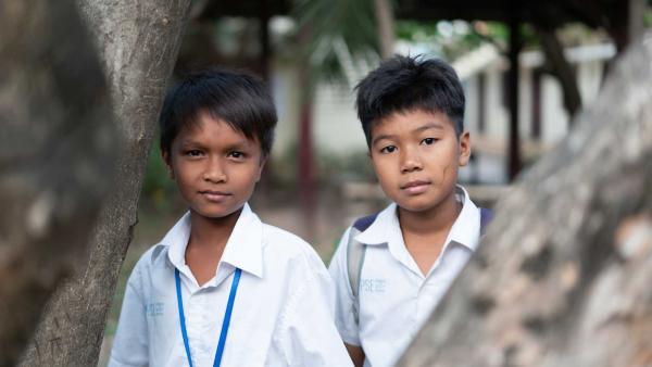 Portrait de deux garçons en uniforme à PSE