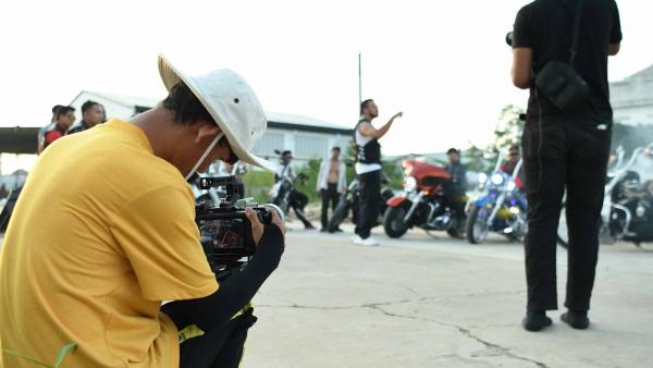 A student films the rapper Ruthko during the filming of his video