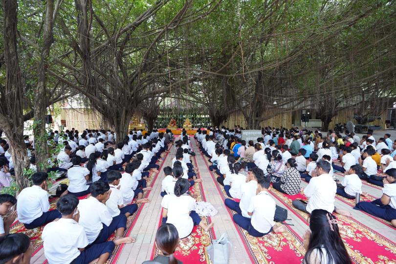 Des centaines de familles sont assises dans une pagode
