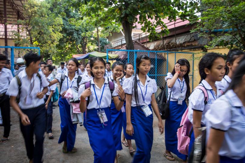 Des jeunes sortent de l'école PSE de Phnom Penh