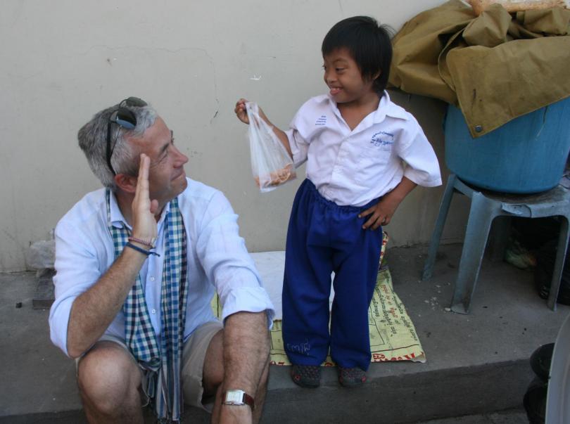 Emmanuel au Cambodge avec un garçon porteur de handicap de PSE