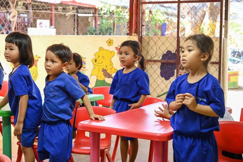 Des enfants debout dans une classe d'une des garderies-maternelles de PSE