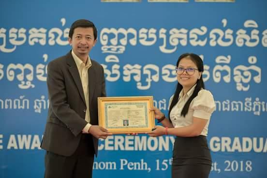 Sorya reçoit son diplôme de formation professionnelle à PSE