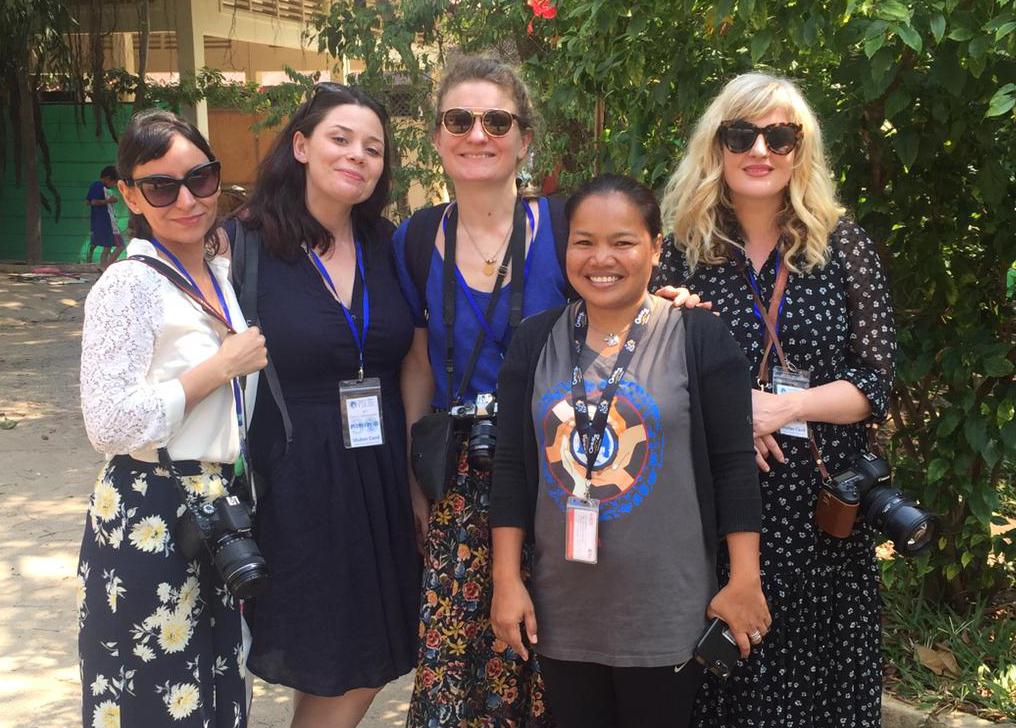 Quatre blogueuses françaises avec une employée de PSE lors d'une visite de l'école à Phnom Penh