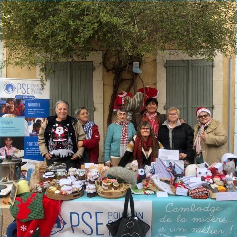 Des bénévoles tiennent un stand au profit de PSE Des bénévoles tiennent un stand au profit de PSE