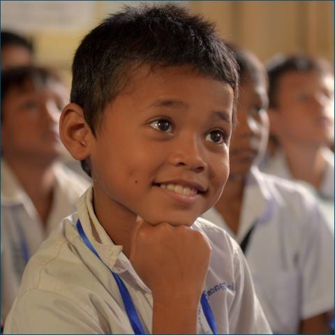 Un petit garçon en classe à PSE Un petit garçon en classe à PSE