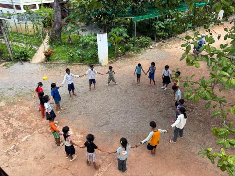 Un groupe d'enfants de PSE fait la ronde