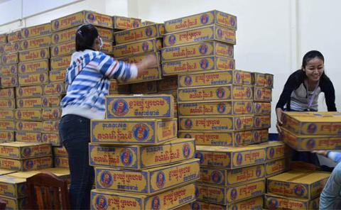 Deux employées de PSE préparent les paniers alimentaires avant une distribution Deux employées de PSE préparent les paniers alimentaires avant une distribution