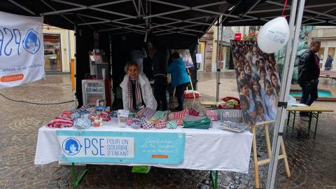 Une bénévole tient un stand PSE
